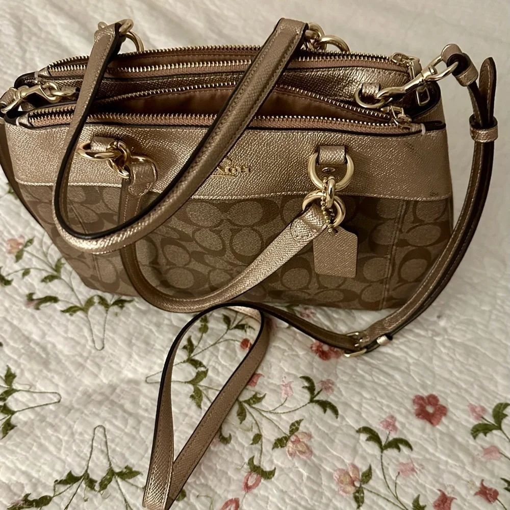 “👜‎ COACH Metallic Gold Signature Bag ✨ Luxury Chic & Classic Style 💫”